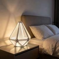Lampadaire LED Art Déco en verre cannelé, en laiton, sculptural et courbé, pour salon, chambre, hall d'hôtel et projets