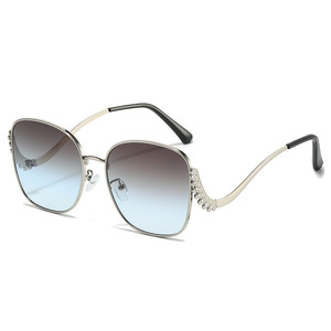 Gafas de Sol Metálicas Modernas y Distintivas 2025 con Patillas Curvas con Incrustaciones de Diamantes para Niños Europeos y Americanos, Ideales para Fiestas - Product Image 1