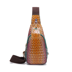 Sac de poitrine pour femme de style rétro européen et américain, sac banane à large sangle, sac bandoulière, design à motif crocodile, PU - Product Image 5