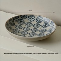 Assiette ronde artisanale en poterie rustique bleue et blanche à motif d'hortensia pour soupe, dessert ou collation, idéale pour le petit-déjeuner