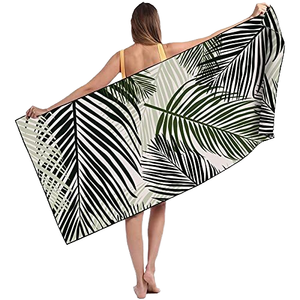 Serviette de plage en microfibre surdimensionnée à séchage rapide, imprimée sur mesure style tropical, anti-sable et par sublimation pour la promotion sportive - Product Image 1