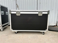 Flight case en contreplaqué durable avec 4 roues robustes et poignées pour la protection des équipements audio techniques et des consoles de mixage.