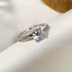 Anello da donna con fascia intrecciata e pietra rotonda da 7 mm, elegante gioiello alla moda - Product Image 3
