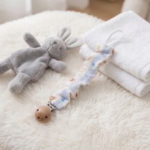 Chaîne de sucette artisanale en mousseline de coton à motifs floraux, avec attache en bois de hêtre et élastique à volants, pour nouveau-né - Product Image 5
