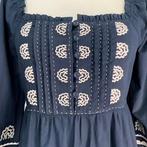 ผู้ผลิตเสื้อผ้าสตรี OEM ชุดเดรสยาวปักลายติดกระดุม - Product Image 2