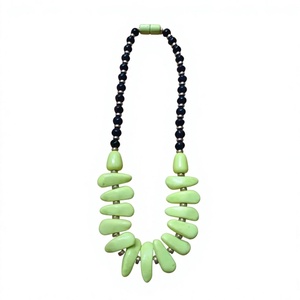 Collier en résine transparente noir et blanc pour femme, design géométrique superposé en acrylique, bijoux tendance pour soirée, cadeaux de fête - Product Image 3