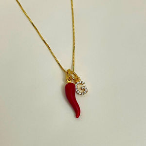 Collana con pendente al peperoncino smaltato colorato abbinata a una collana portafortuna personalizzata con lettera in zircone - Product Image 2