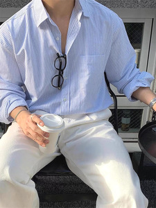 Großhandel Amerikanischer Gestreifter Loser Langarm-Cardigan mit Taschen Herrenhemd für Anzug als Unterhemd - Product Image 2