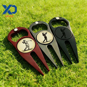 Strumento per Riparazione Divot da Golf in Metallo Smaltato Colorato, Riparatore di Green con Marcatore Magnetico, Accessorio Golf Personalizzato - Product Image 1