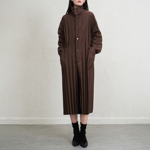 Gabardina informal de longitud media para mujer de alta calidad Miyake diseño plisado botón único envío rápido inventario de salida de fábrica - Product Image 5
