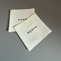 Nouvelle Arrivée Étiquettes de Vêtements en Coton Personnalisées Imprimées Carrées Broderie Tissée avec Logo Lavables à Coudre et à Cimer pour Vêtements
