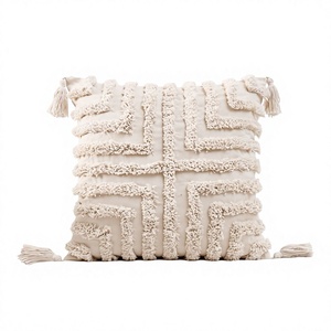 Housse de coussin décorative carrée en coton tufté, motif géométrique bohème, personnalisable, avec pompons, lavable, design textile - Product Image 1
