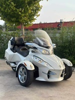 Can-Am Spyder RT Limited, moto à trois roues de luxe pour le tourisme, tricycle roadster avec rangement complet