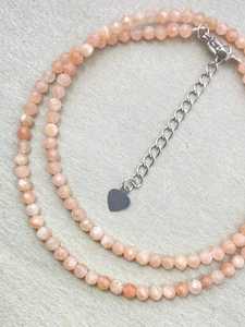 Gargantilla de cuentas de piedra lunar melocotón, joyería delicada con gemas, collar de cristal con cuentas microfacetadas, joyería minimalista, pequeña gema. - Product Image 2