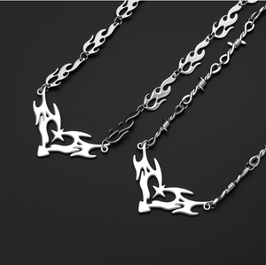 Collana Gotica Y2K con Croce e Cuore Fiammeggiante, Accessori Punk in Lega, Catena con Spine e Filo Spinato, Charm Hippie per Donne, Uomini e Bambini - Product Image 1