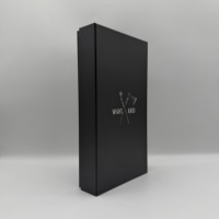 Boîte d'emballage cadeau noire mate élégante de qualité supérieure avec couvercle et base en deux parties, logo personnalisé en relief ou en creux, avec mousse