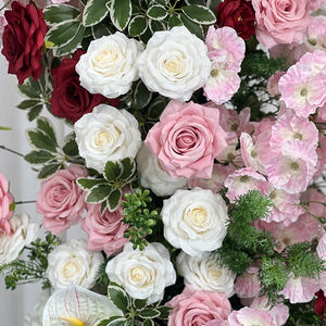 Boule florale artificielle luxueuse en soie rose et rouge réaliste, faite à la main, conçue sur mesure pour la décoration de lieux de mariage - Product Image 4