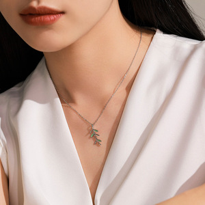 Collar con Colgante de Hoja de Esmalte Verde en Plata de Ley S925, Versión de Cobre Personalizable, Inspiración Natural, un Elegante Regalo para Mujeres - Product Image 2