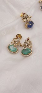 Boucles d'oreilles de luxe de style antique, serties d'émeraudes et de diamants, avec motifs de paon complexes, et de grands émeraudes ovales. - Product Image 4