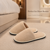 Chaussons d'hôtel jetables de luxe, doux, avec logo personnalisé, antidérapants, en polaire corail, pour les commodités des chambres d'hôtes des spas 5 étoiles