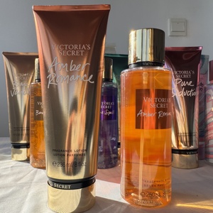 Juego <span class=keywords><strong>de</strong></span> Loción y Bruma Corporal <span class=keywords><strong>Victoria</strong></span>'s <span class=keywords><strong>Secret</strong></span> Velnet Petels Original al por Mayor, 250 ml <span class=keywords><strong>de</strong></span> Bruma Corporal y 236 ml <span class=keywords><strong>de</strong></span> Crema <span class=keywords><strong>de</strong></span> Loción Corporal para Mujer - Product Image 4