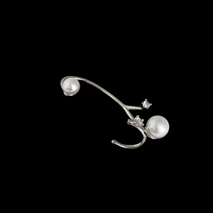 Pendientes de Estilo Único con Diseño Asimétrico que Combinan la Elegancia de Perlas y Circonita Cúbica, Accesorio de Moda en Latón - Product Image 4