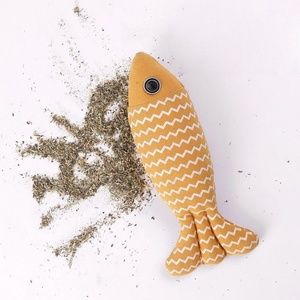 Juguete personalizado para gatos con hierba gatera, respetuoso con el medio ambiente, bonito diseño de pez, juguete interactivo para masticar relleno de lino suave para gatitos de interior - Product Image 6