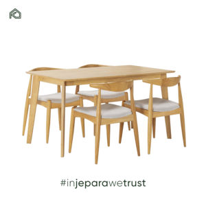 Juego de Comedor Rudi de Madera de Teca con Sillas Tapizadas Diseñadas para Brindar Comodidad, Resistencia y un Atractivo Duradero - Product Image 1