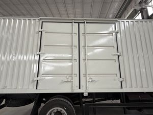 Très populaire en Afrique, camion de fret Sinotruk Howo à moteur diesel avec cabine et caisse de chargement fermée avec portes arrière et latérales - Product Image 2