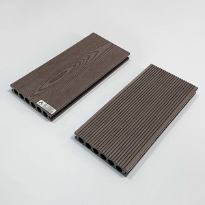 Revêtement de sol extérieur en WPC résistant aux UV Everwall avec surface personnalisée pour la conception de terrasses sur le lac - Product Image 4