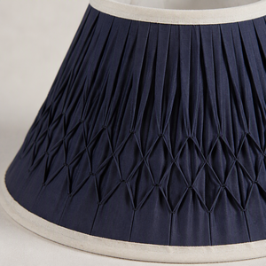 <span class=keywords><strong>Paralume</strong></span> in Tessuto Blu Navy Modificato con Pieghe a Scatola e Base Empire 150x300x210mm per Lampada da Tavolo, da Terra o a Sospensione - Ingrosso, OEM, Private Label - Product Image 3