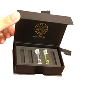 Logo personnalisé Mini carton noir 5ML ensemble d'échantillons de parfum boîte avec aimant estampage à chaud ruban de feuille d'or matériau de papier à insérer en mousse