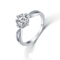 Ronde Diamond Engagement Ring Met Kruis En Twee Bezel Set Diamant