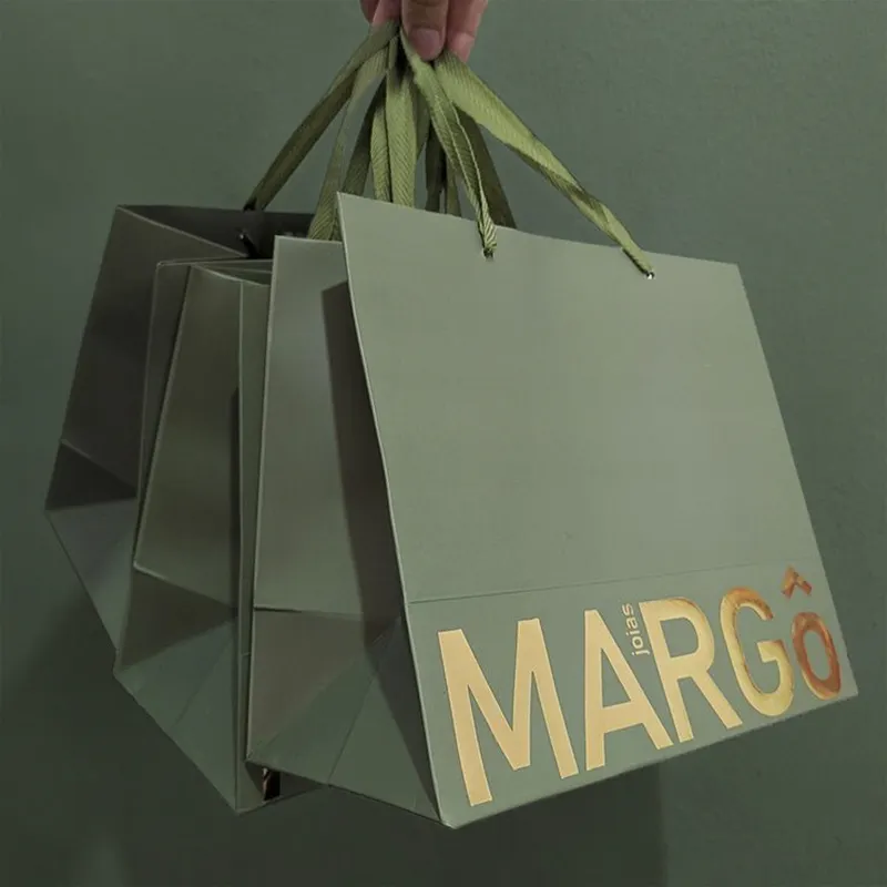 Bolsas de papel de regalo de Arte de compras de boutique de impresión de hoja de oro de lujo con logotipo impreso personalizado para embalaje de ropa de zapatos