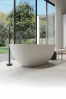 Baignoire autoportante en pierre artificielle, finition mate blanche, design moderne, pour usage intérieur