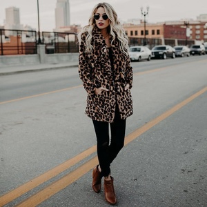 Giacca invernale calda da <span class=keywords><strong>donna</strong></span> giacca di pelliccia sintetica con stampa leopardata alla moda cappotto con tessuto in pelliccia artificiale prodotto finito - Product Image 4