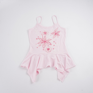 Top de tirantes rosa con bordado floral, hombros descubiertos, bajo asimétrico, estilo dulce y juvenil, ideal para vacaciones, versátil para combinar en capas. - Product Image 6
