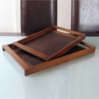Plateau de service rectangulaire moderne en bois d'acacia sculpté et gravé de qualité supérieure avec poignées pour hôtel, restaurant et service de traiteur
