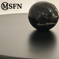 Sphère artistique moderne en marbre noir et blanc Table d'appoint à colonnes Intérieurs de luxe pour les salons d'hôtel Dessus en métal Base en marbre veiné