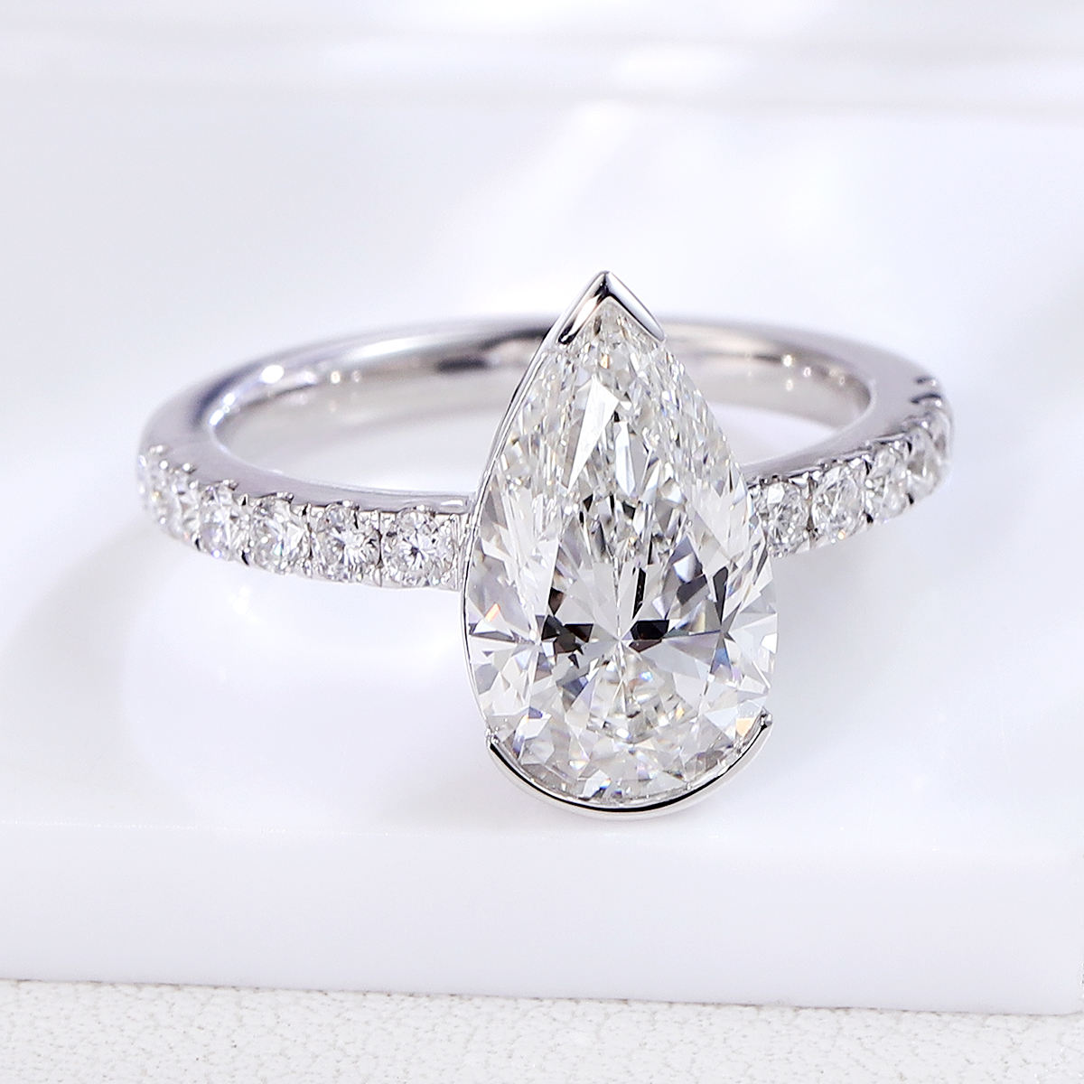 Bague en or massif 10 carats avec diamant de laboratoire.