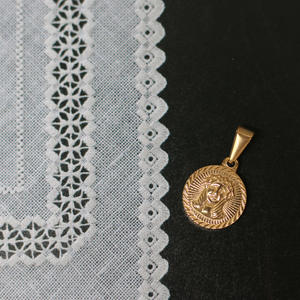 Collier en acier inoxydable plaqué or 18 carats avec médaille en forme de pièce de monnaie romaine en or avec motif d'épi de blé et d'Élisabeth - Product Image 5