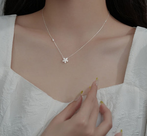 Collier avec pendentif fleur en argent Sterling S925 pour femmes, chaîne de clavicule minimaliste, cadeau polyvalent, bijoux élégants en argent - Product Image 2