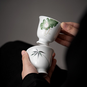 Taza de té de porcelana blanca, diseño tradicional chino redondo, taza pequeña personal para beber té de la tarde - Product Image 1