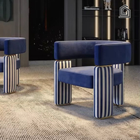 Fauteuil individuel en velours à rayures contrastées, style moderne de luxe léger, avec cadre de bras géométrique à blocs creux et garniture métallique, pour salon moderne