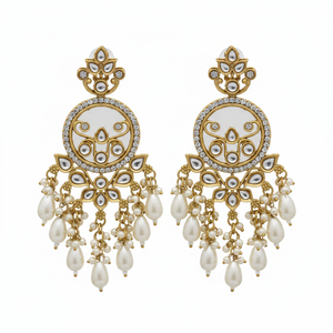 Elegantes pendientes colgantes largos de Kundan y cuentas con acabado dorado, ideales para ropa de novia, trajes étnicos y celebraciones especiales - Product Image 2