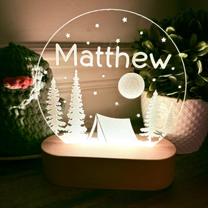 Letrero LED Personalizado con Nombre para Sala de Estar Moderna con Elegante Fuente Cursiva y Base de Madera Natural - Product Image 4