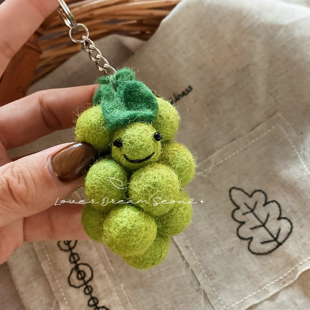 Ciondolo in feltro di lana con smiley d'uva