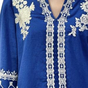 Vestido Mini Casual Tradicional Personalizado con Bordado, Cuello en V, Mangas Largas y Aberturas Laterales para Mujer - Product Image 4