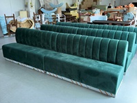 Ensemble de banquette moderne en velours vert avec dossier cannelé pour restaurant, hôtel, salon, café, salle à manger et séjour