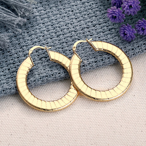 Orecchini a polsino larghi a righe da donna, gioielli minimalisti in metallo alla moda, accessorio di design per l'uso quotidiano - Product Image 1